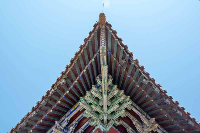 古建屋脊 彩绘斗拱映蓝天图片
