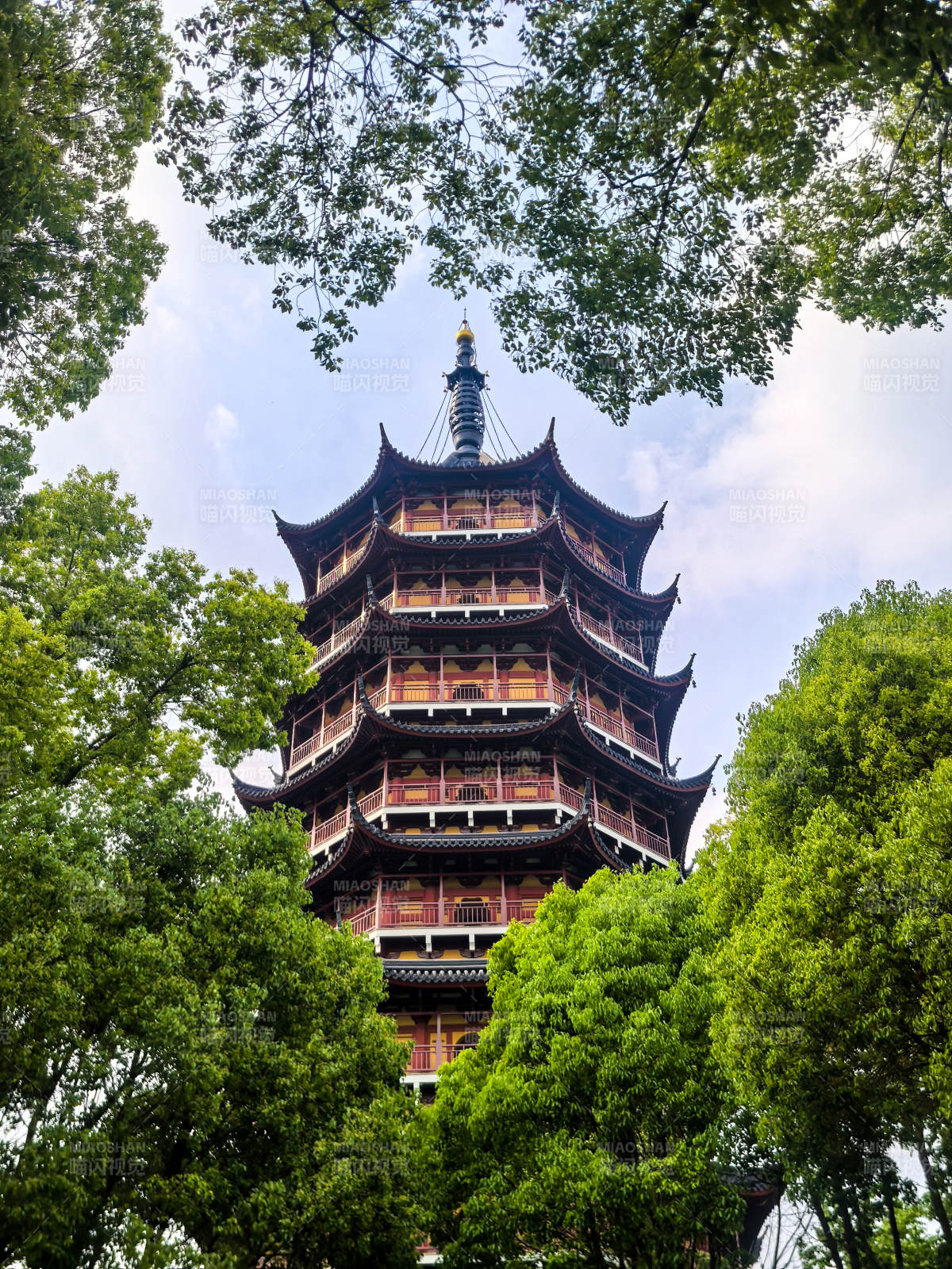 古塔隐绿树 飞檐映蓝天图片