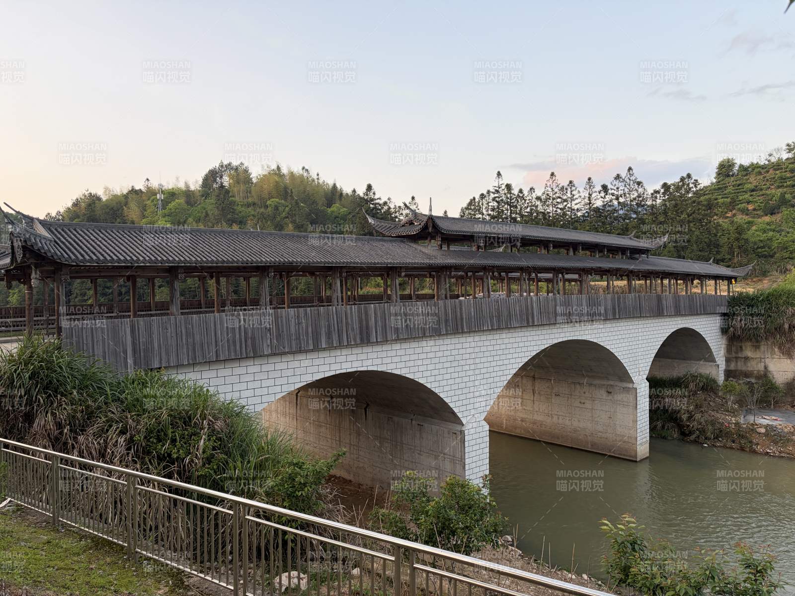 古韵廊桥横跨碧水之上图片