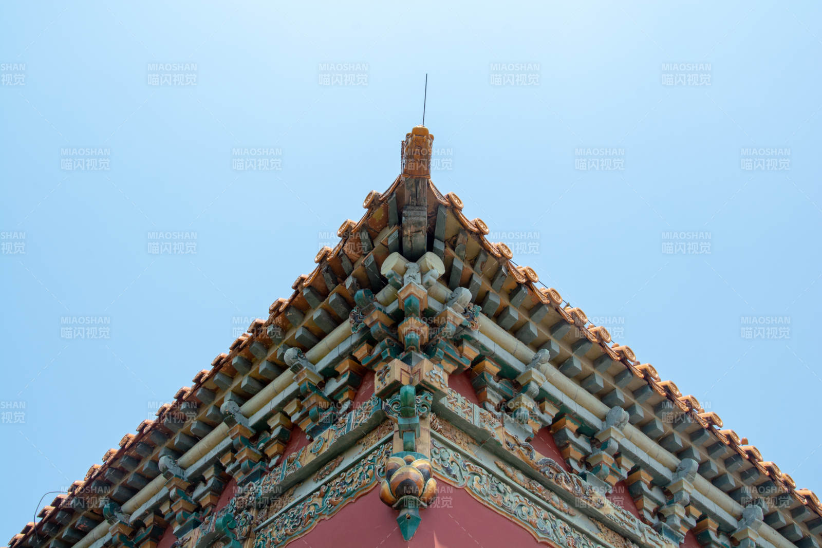 古建屋角蓝天映衬图片