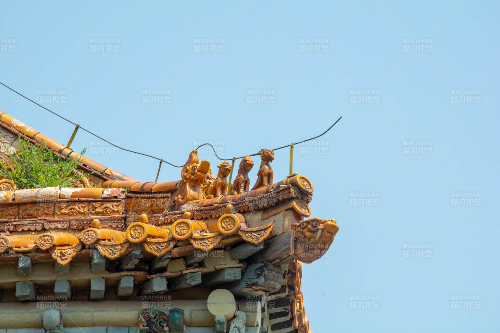 古建屋脊兽 蓝天映衬美图片