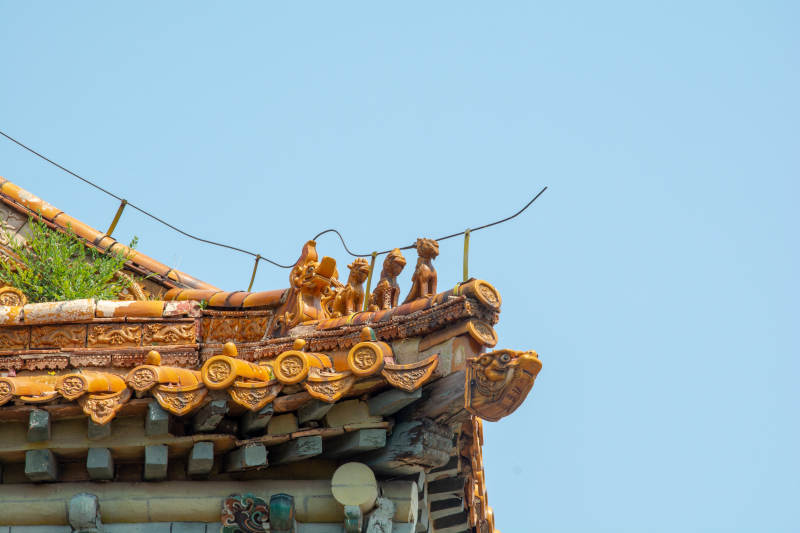 古建屋脊兽 蓝天映衬美图片