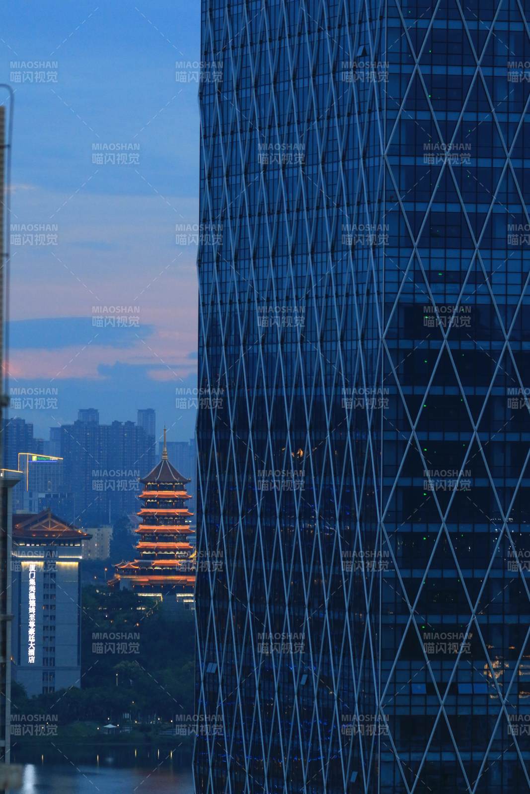 古塔映现代 暮色城景美图片
