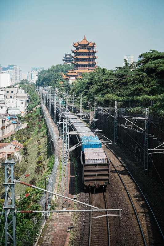黄鹤楼旁火车穿行图片