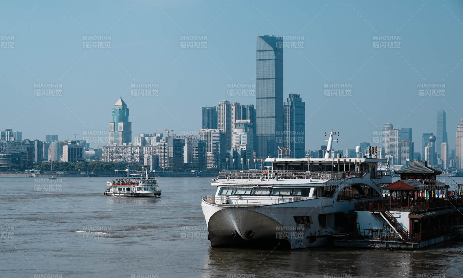 江上船影 城市天际线图片