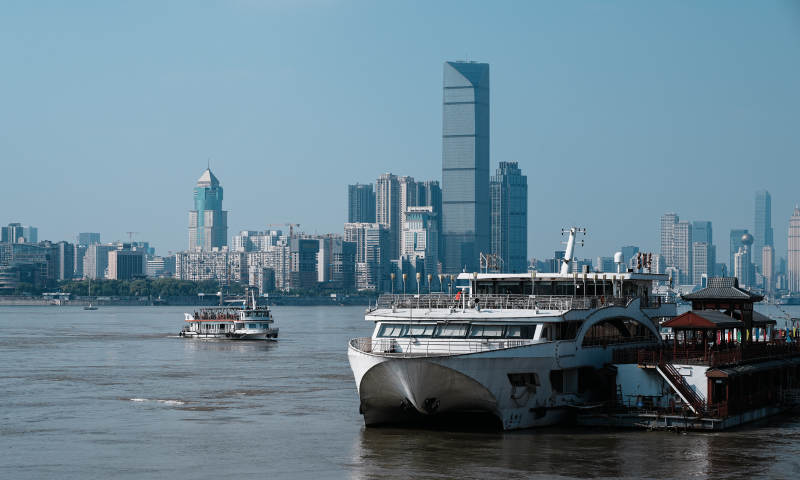 江上船影 城市天际线图片