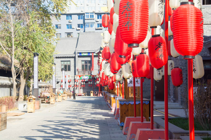 红灯笼古街迎新春图片