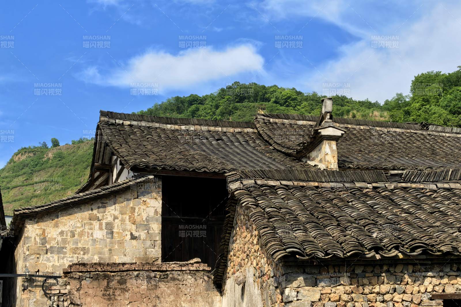古村青瓦映青山图片