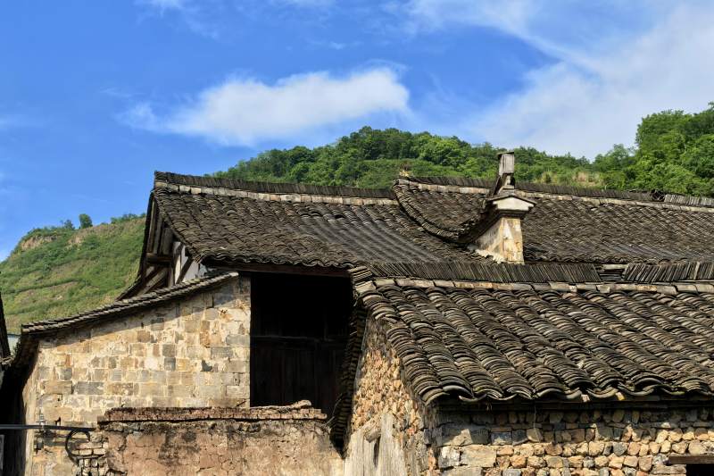 古村青瓦映青山图片