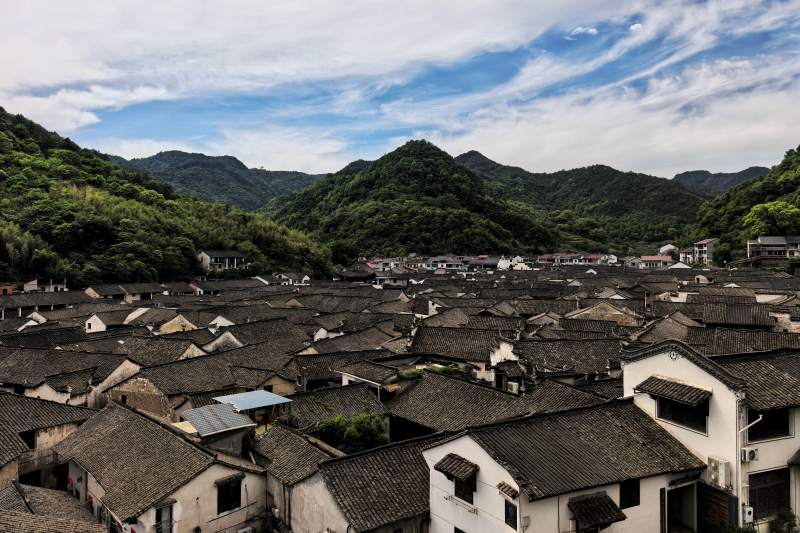 古村依山 青瓦白墙映青山图片