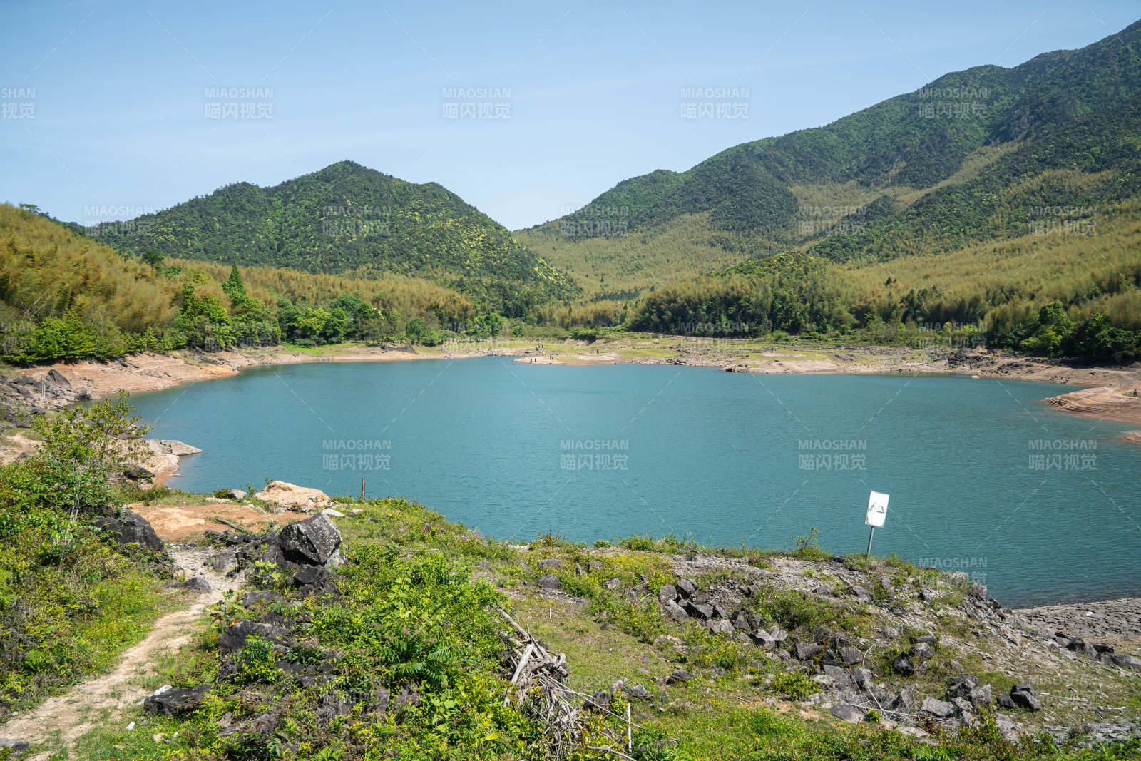 青山环抱碧湖 静谧如画图片