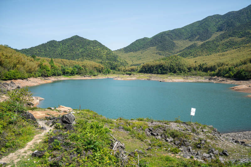青山环抱碧湖 静谧如画图片