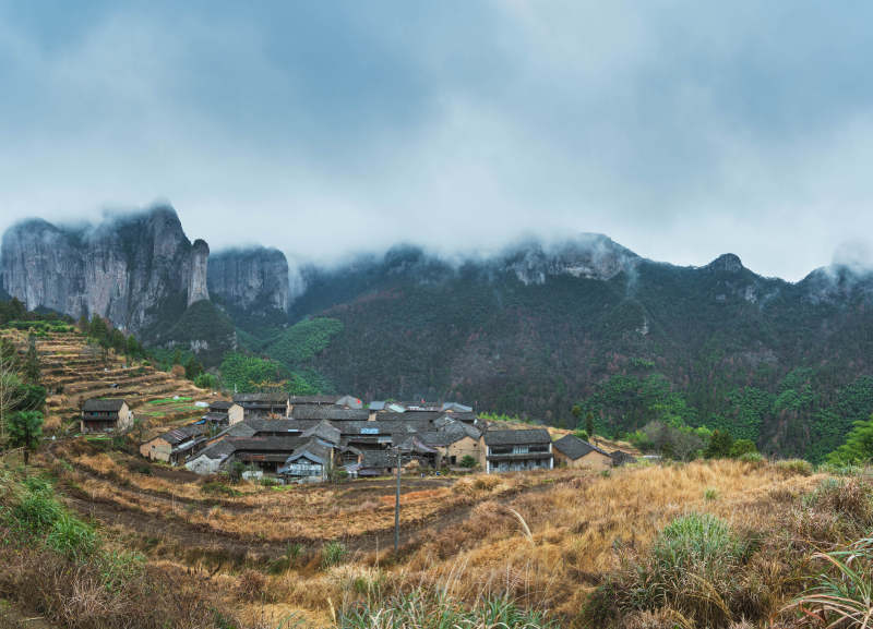 云雾山村 梯田环绕古村落图片