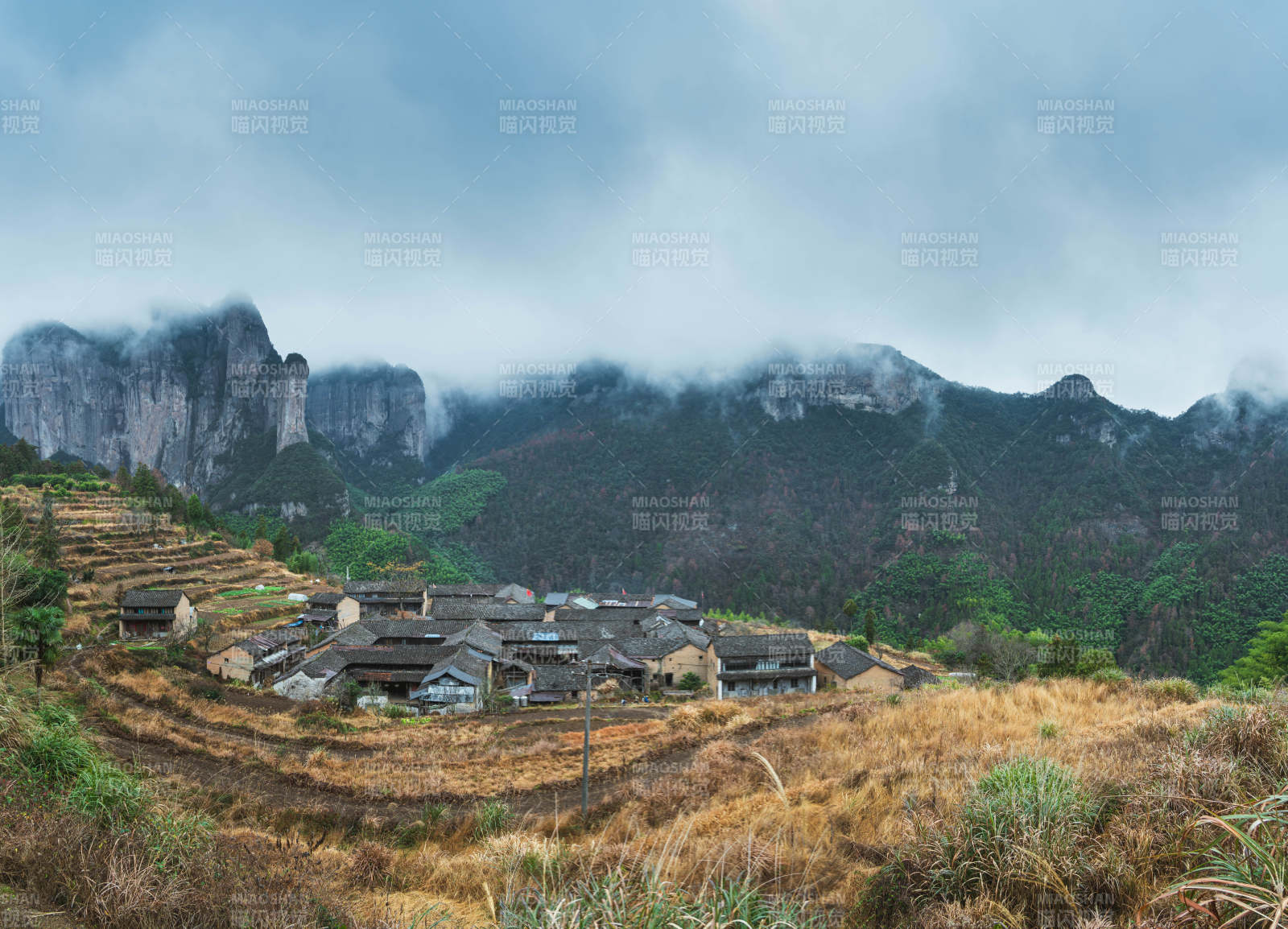 云雾山村 梯田环绕古村落图片