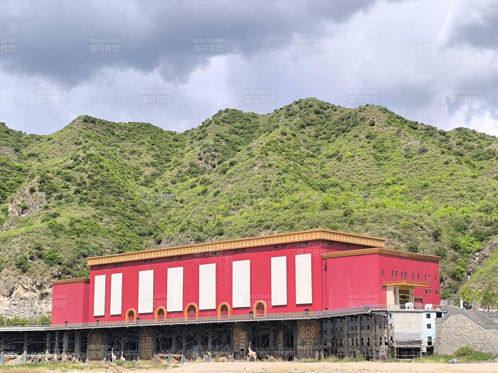 红墙映青山 古建立云下图片
