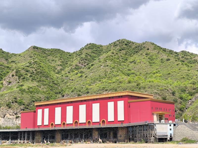 红墙映青山 古建立云下图片