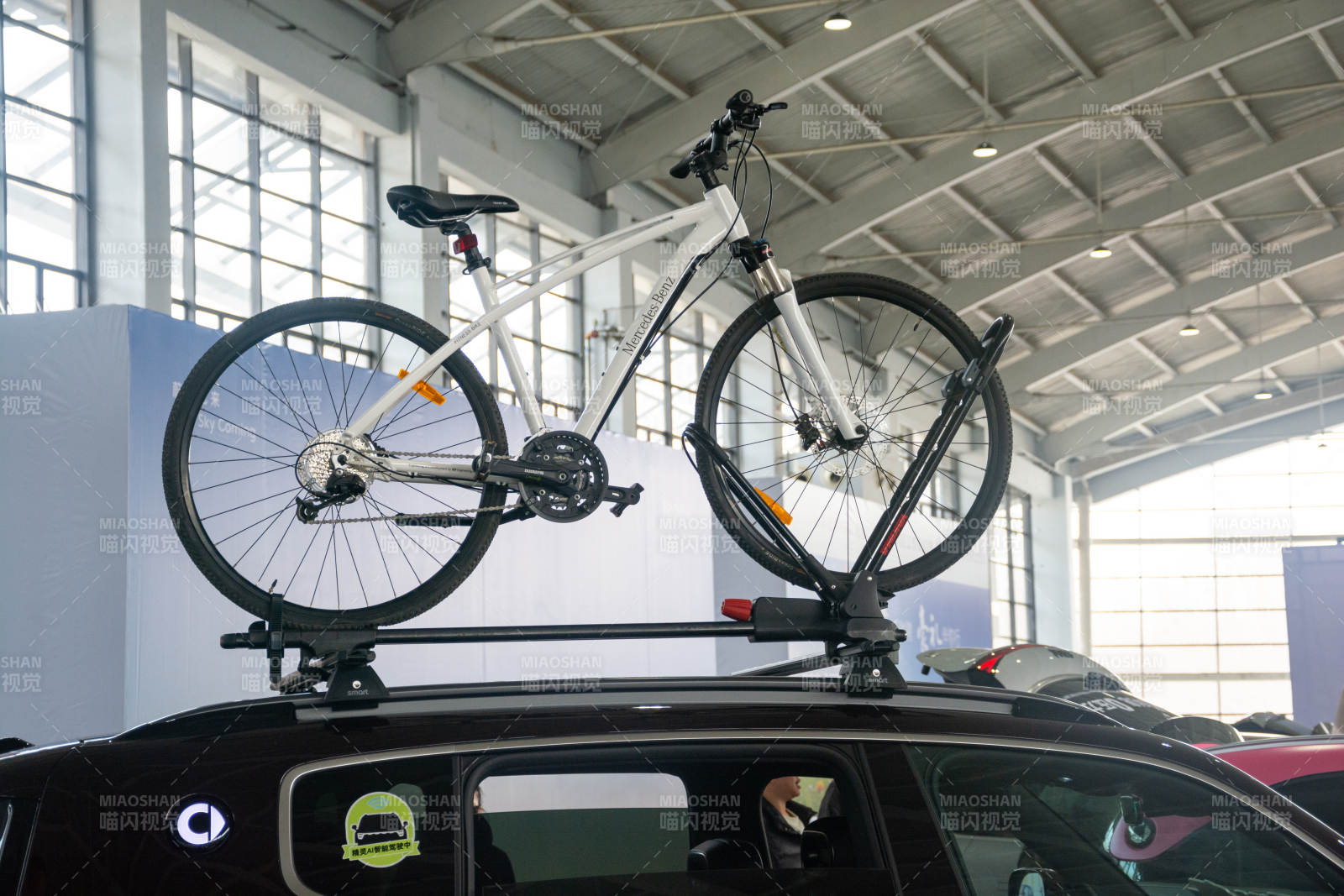 车顶载白自行车 展厅内展示图片