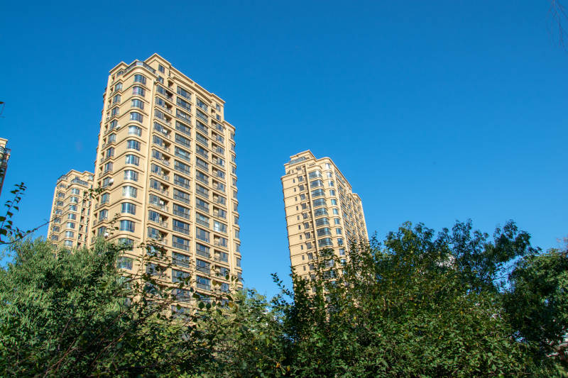 蓝天下的现代高层住宅楼群图片