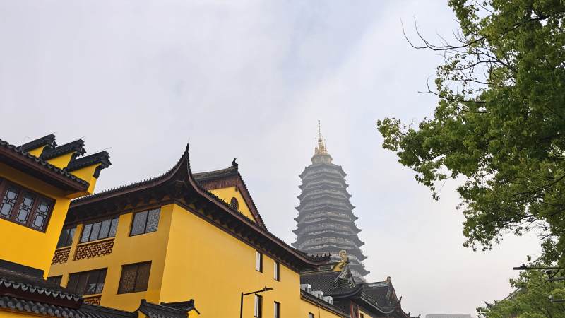 天宁寺黄墙 文笔塔古塔映云天图片