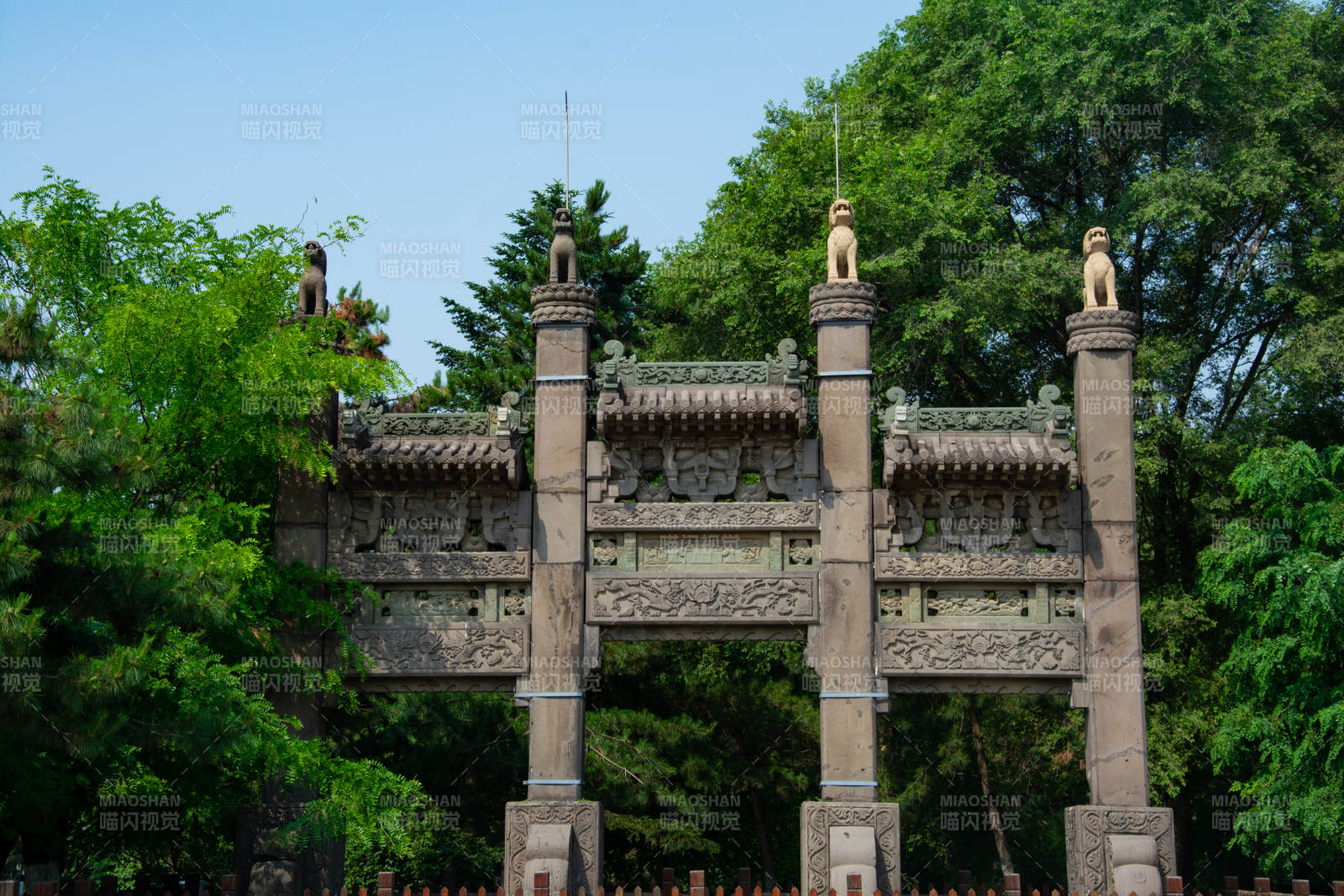 古牌坊矗立绿树丛中图片