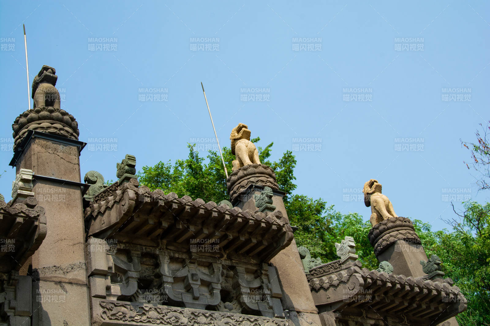 古建屋脊兽 蓝天绿树间图片