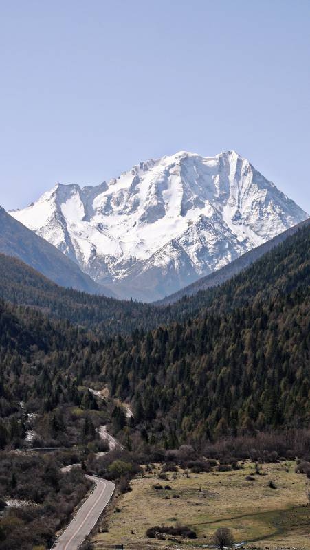 雪山巍峨 林谷蜿蜒路图片