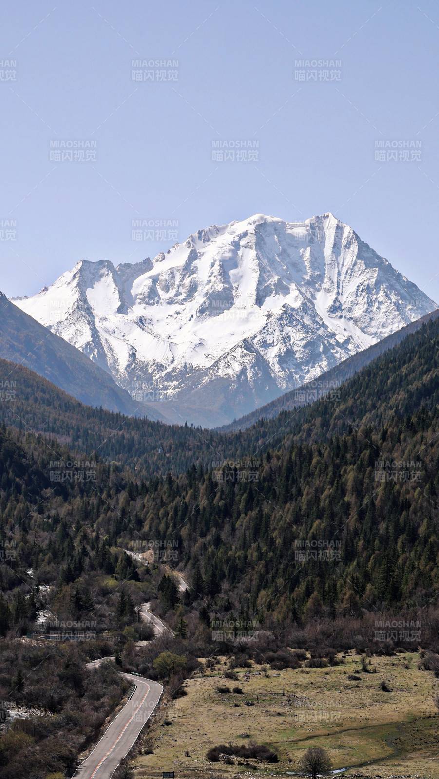 雪山巍峨 林谷蜿蜒路图片