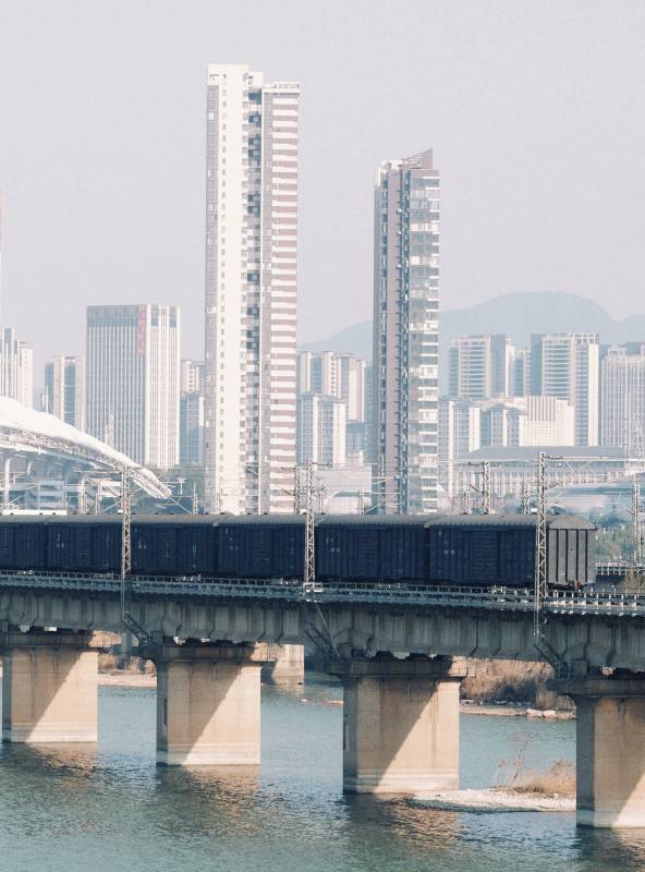 城市桥景 列车穿楼而过图片