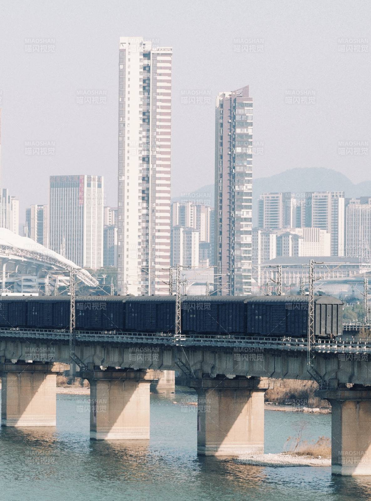 城市桥景 列车穿楼而过图片