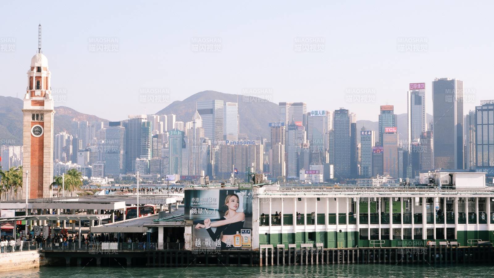 香港维港钟楼与天际线图片