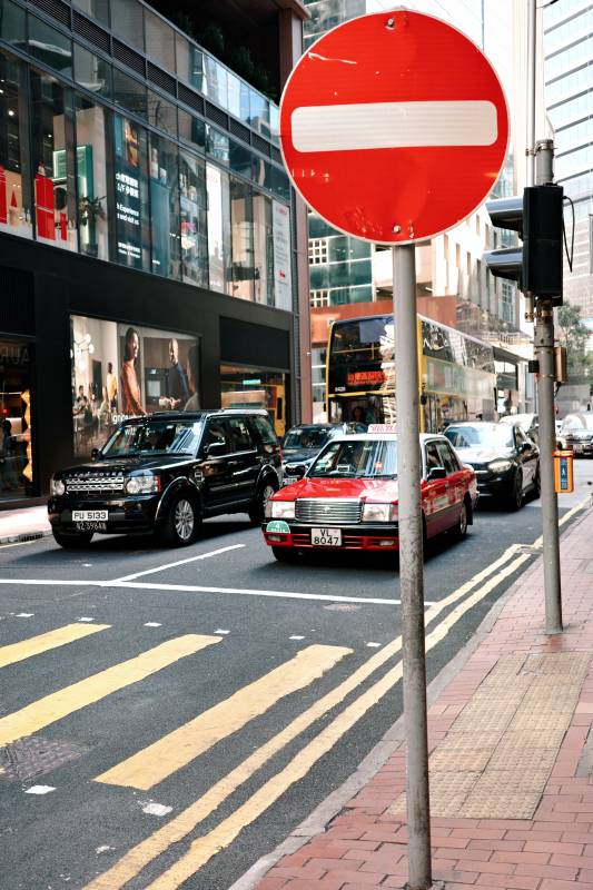 香港街头 红禁行牌与车流图片