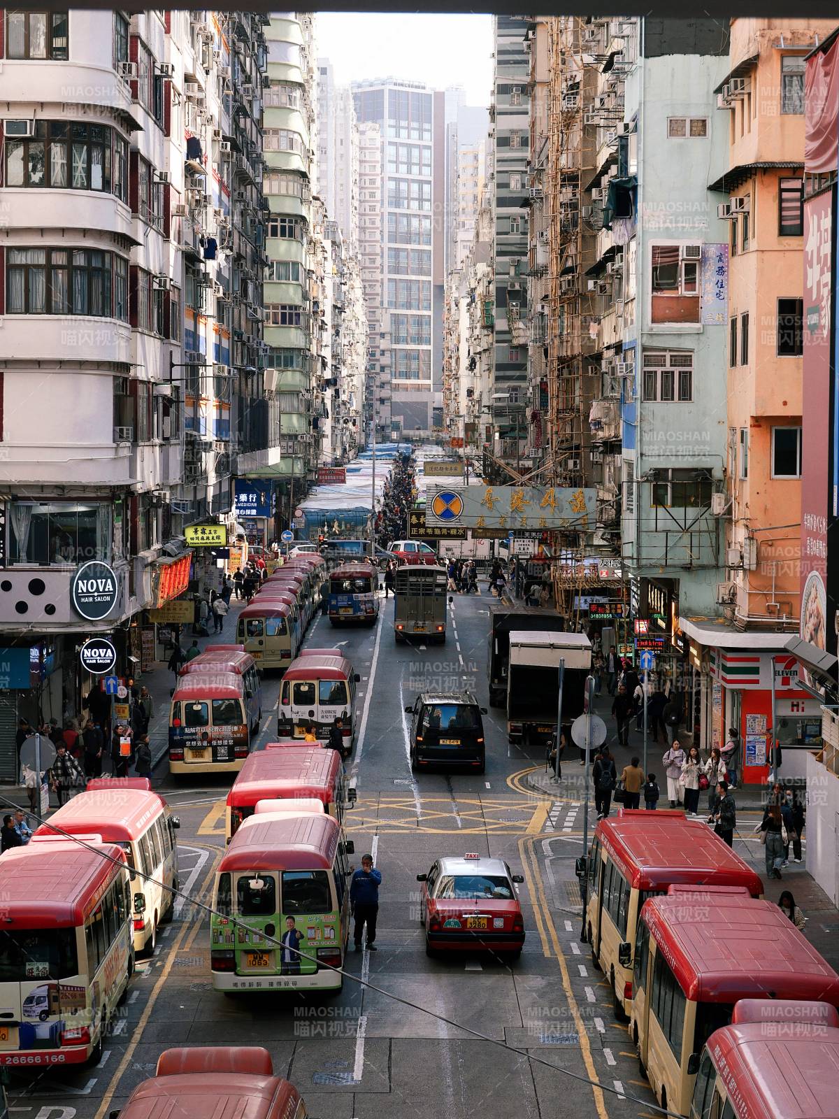 香港窄街巴士洪流图片