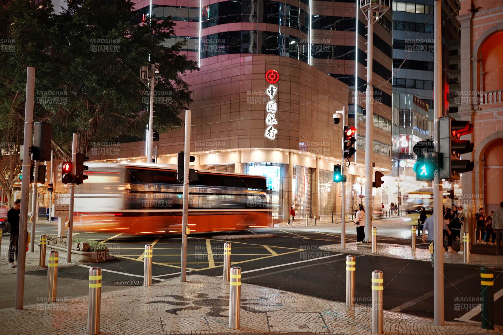 夜都市 电车疾驰中图片