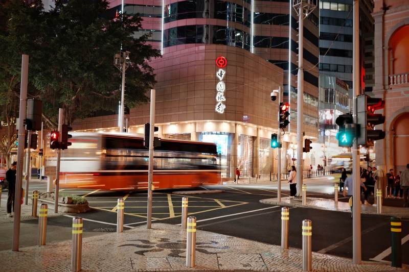 夜都市 电车疾驰中图片