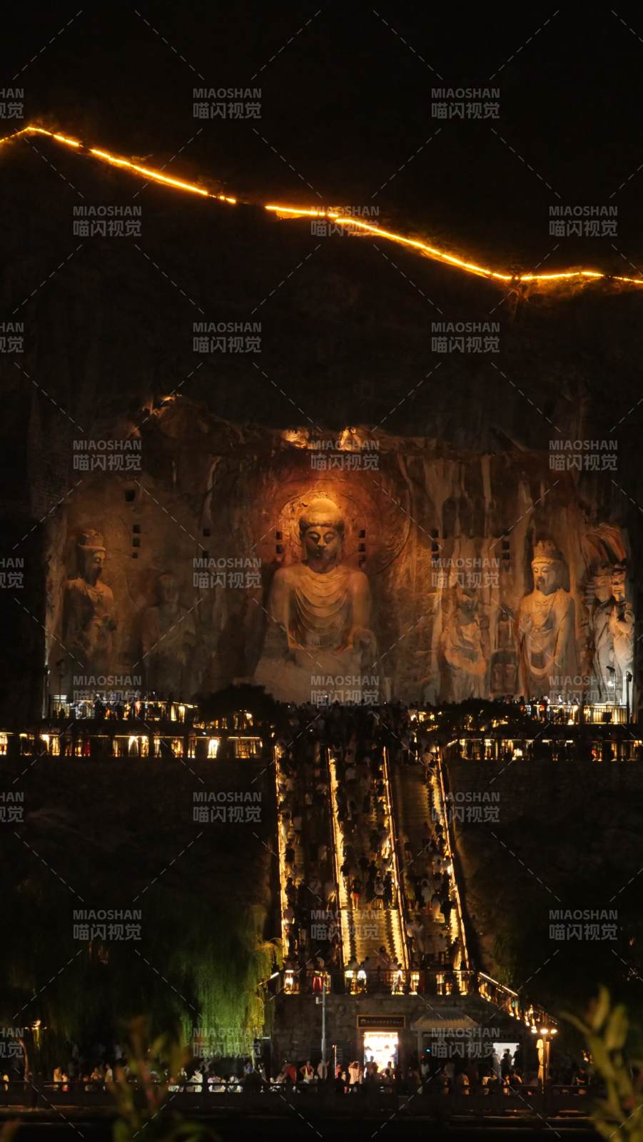 夜访龙门石窟 佛光映山河图片