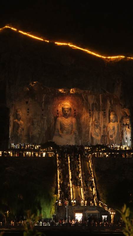 夜访龙门石窟 佛光映山河图片