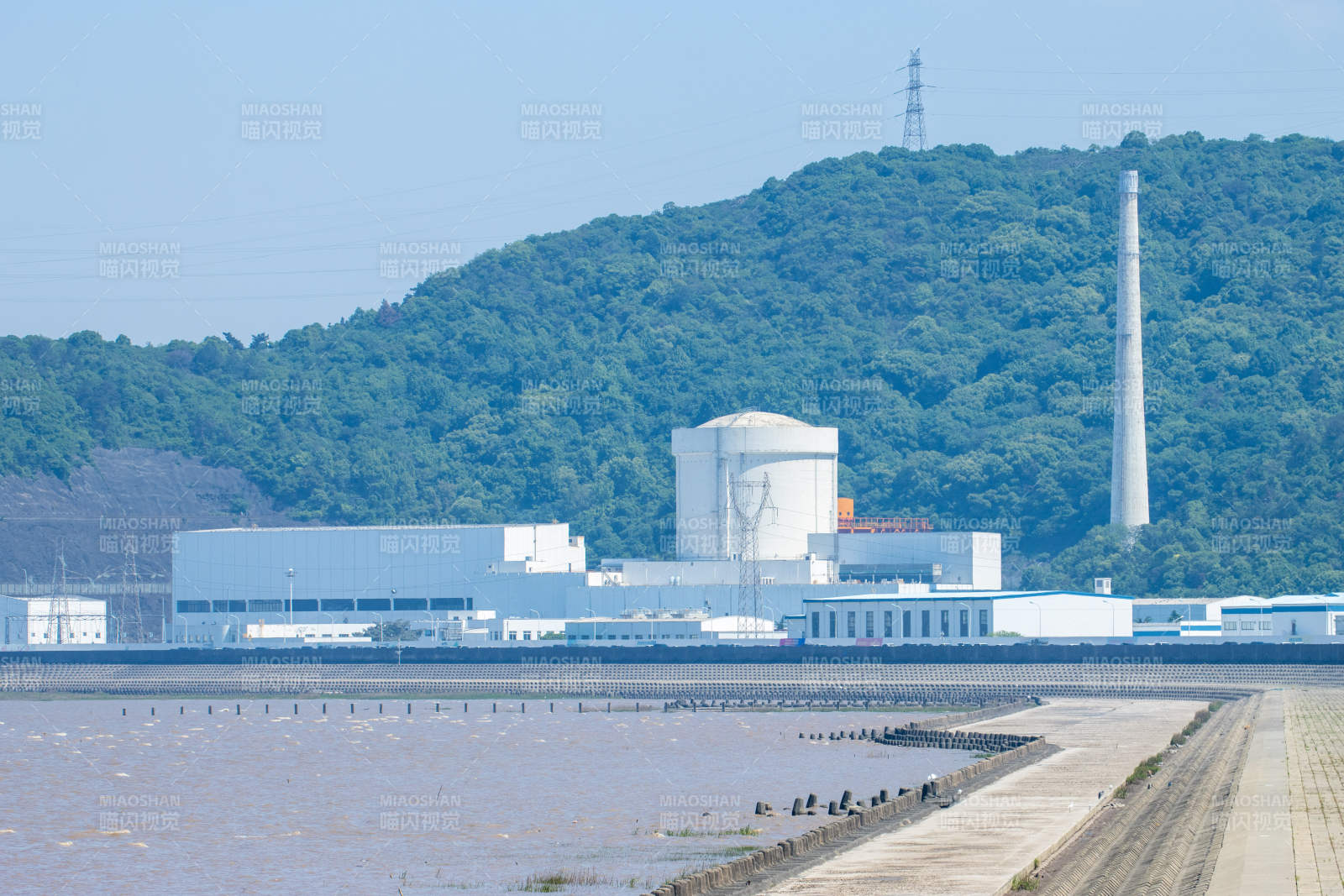 核电站临海而建 青山环绕图片