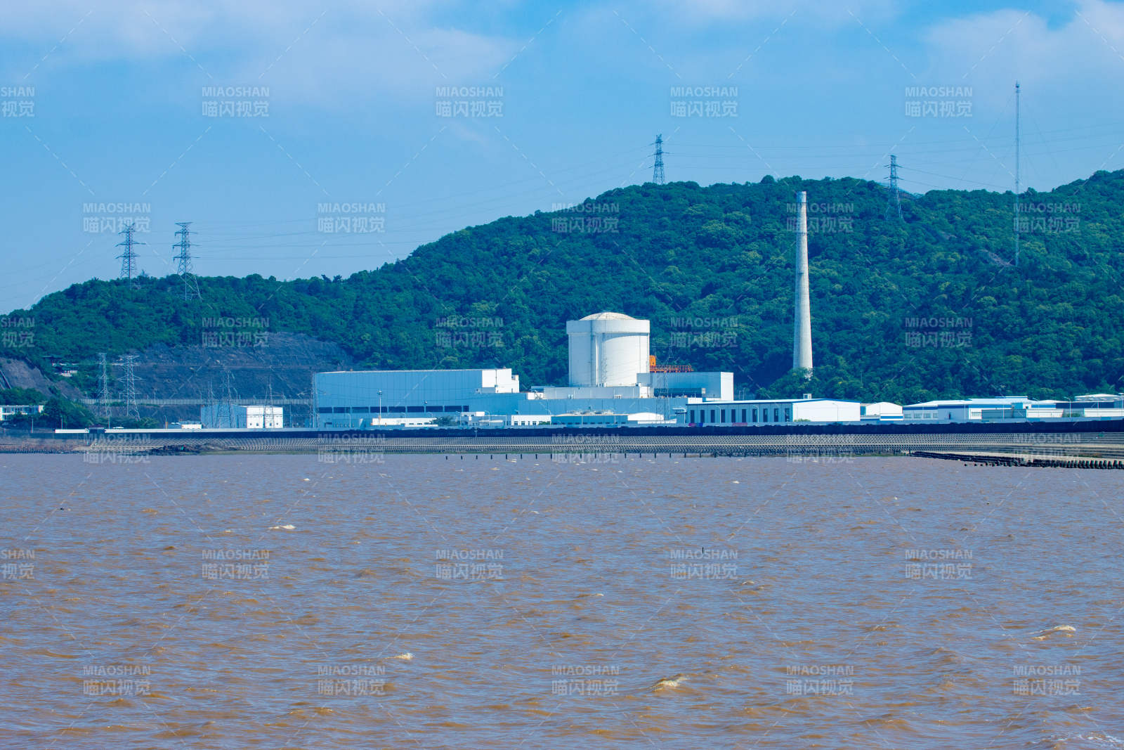 核电站临水而建 青山环绕图片