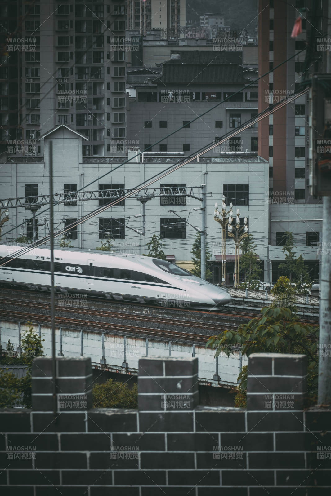 高铁穿城而过图片