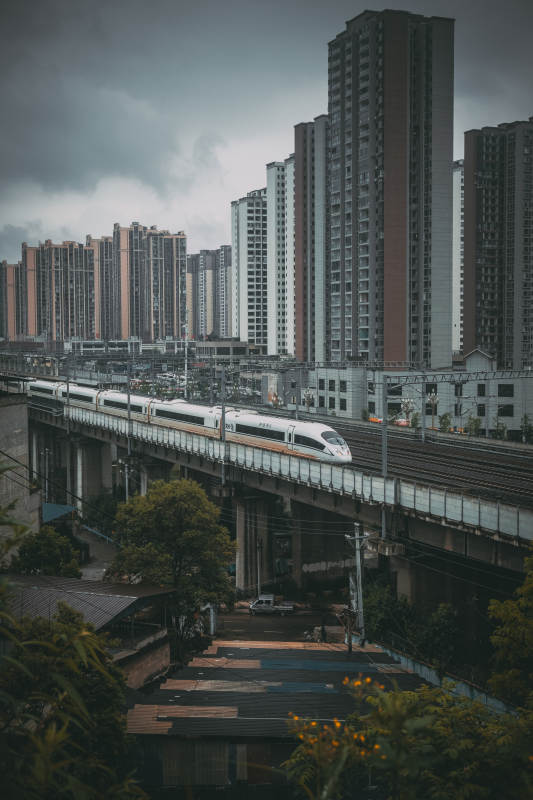 高铁穿城 高楼林立阴云下图片