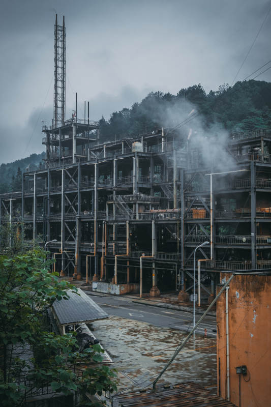 工业废墟 烟雾缭绕山间图片