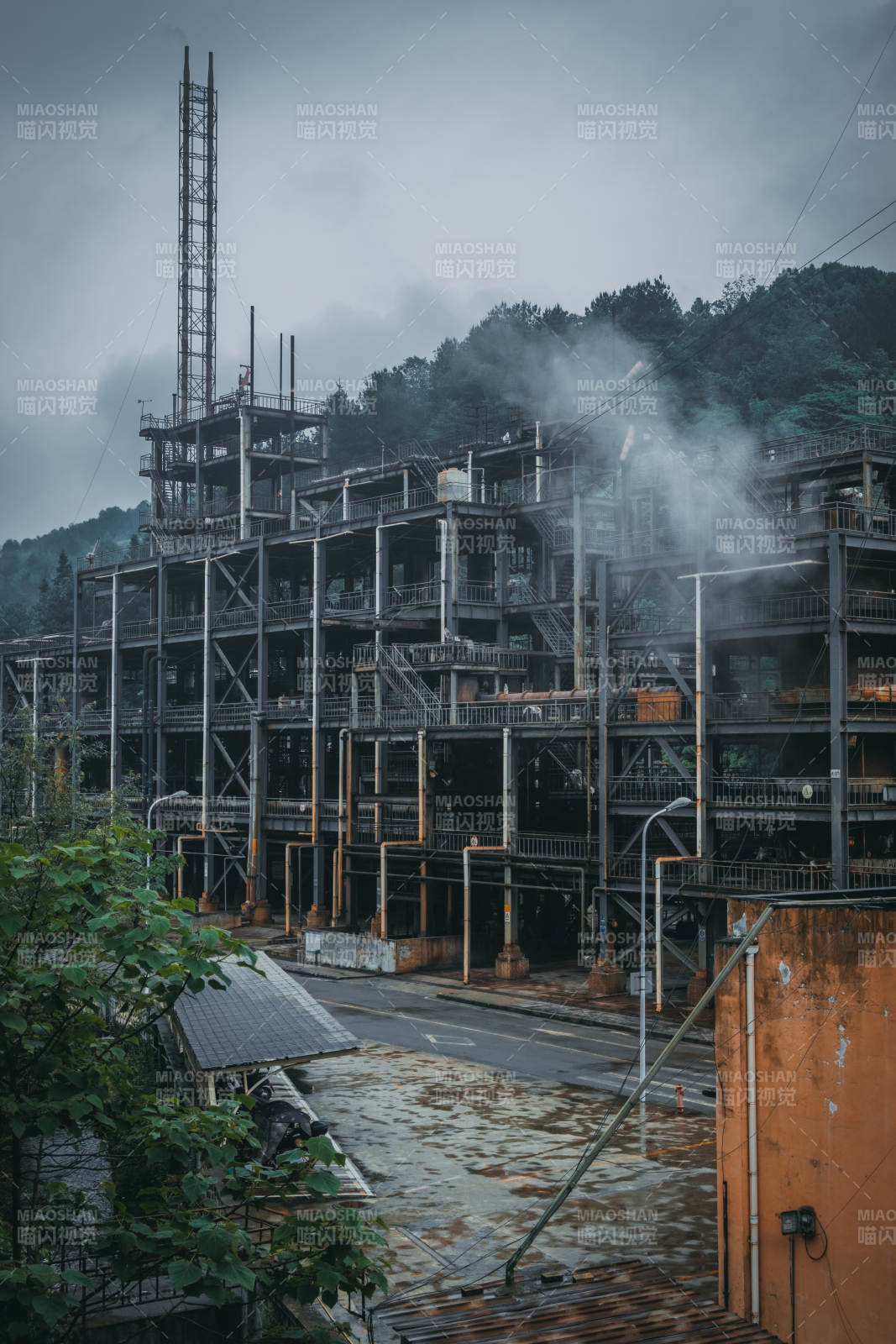 工业废墟 烟雾缭绕山间图片