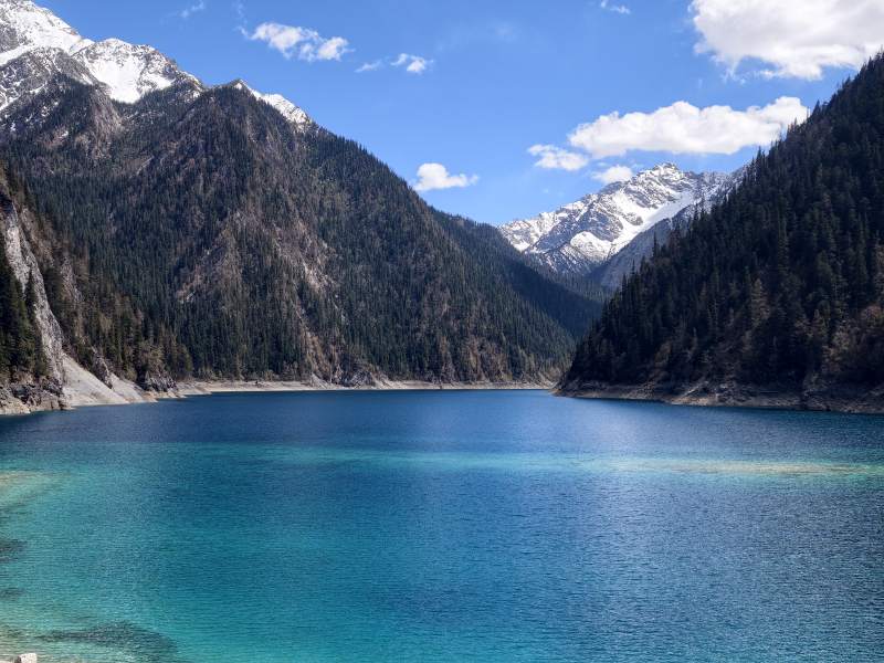雪山环抱碧湖 静谧如画图片