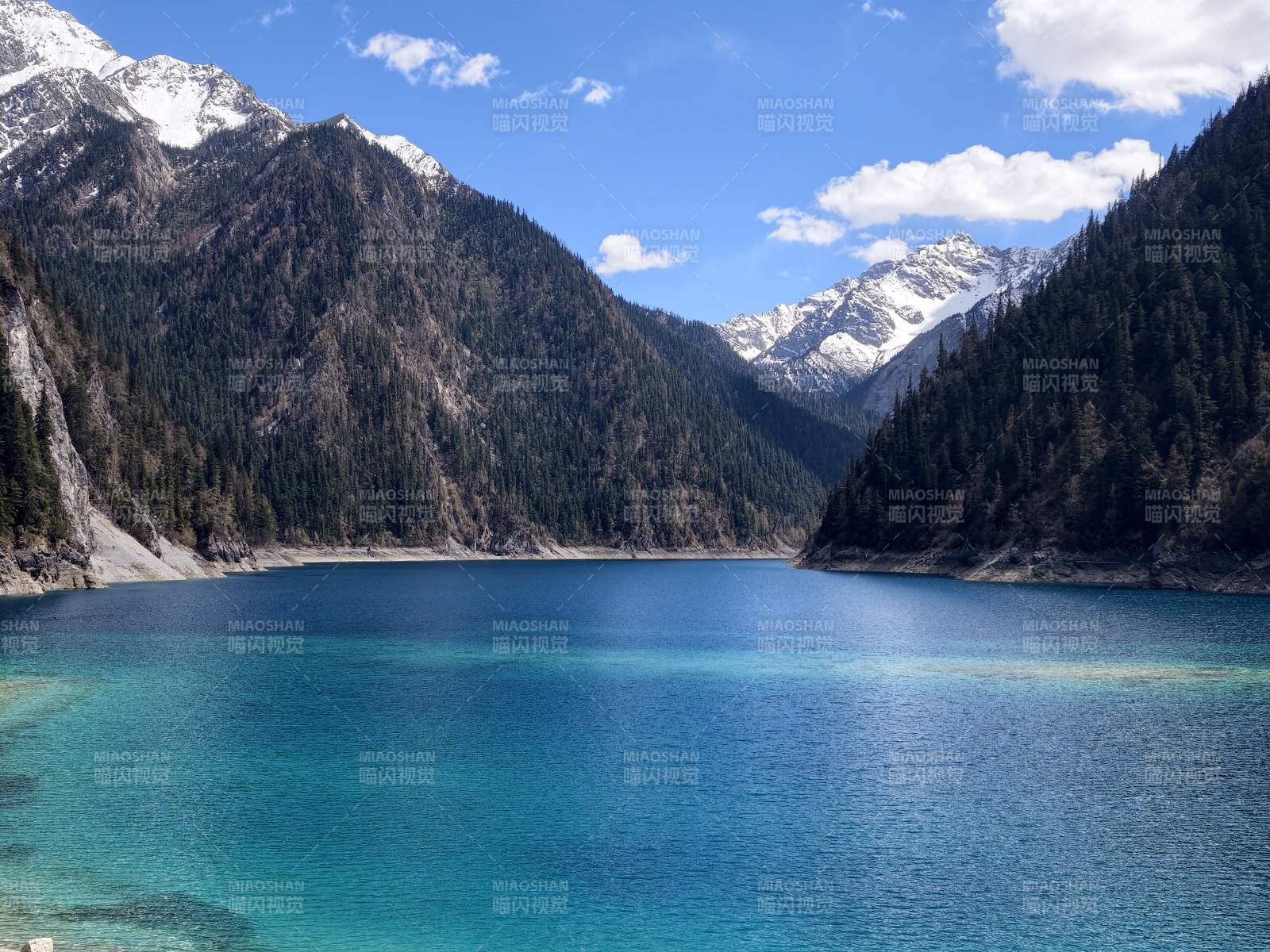 雪山环抱碧湖 静谧如画图片