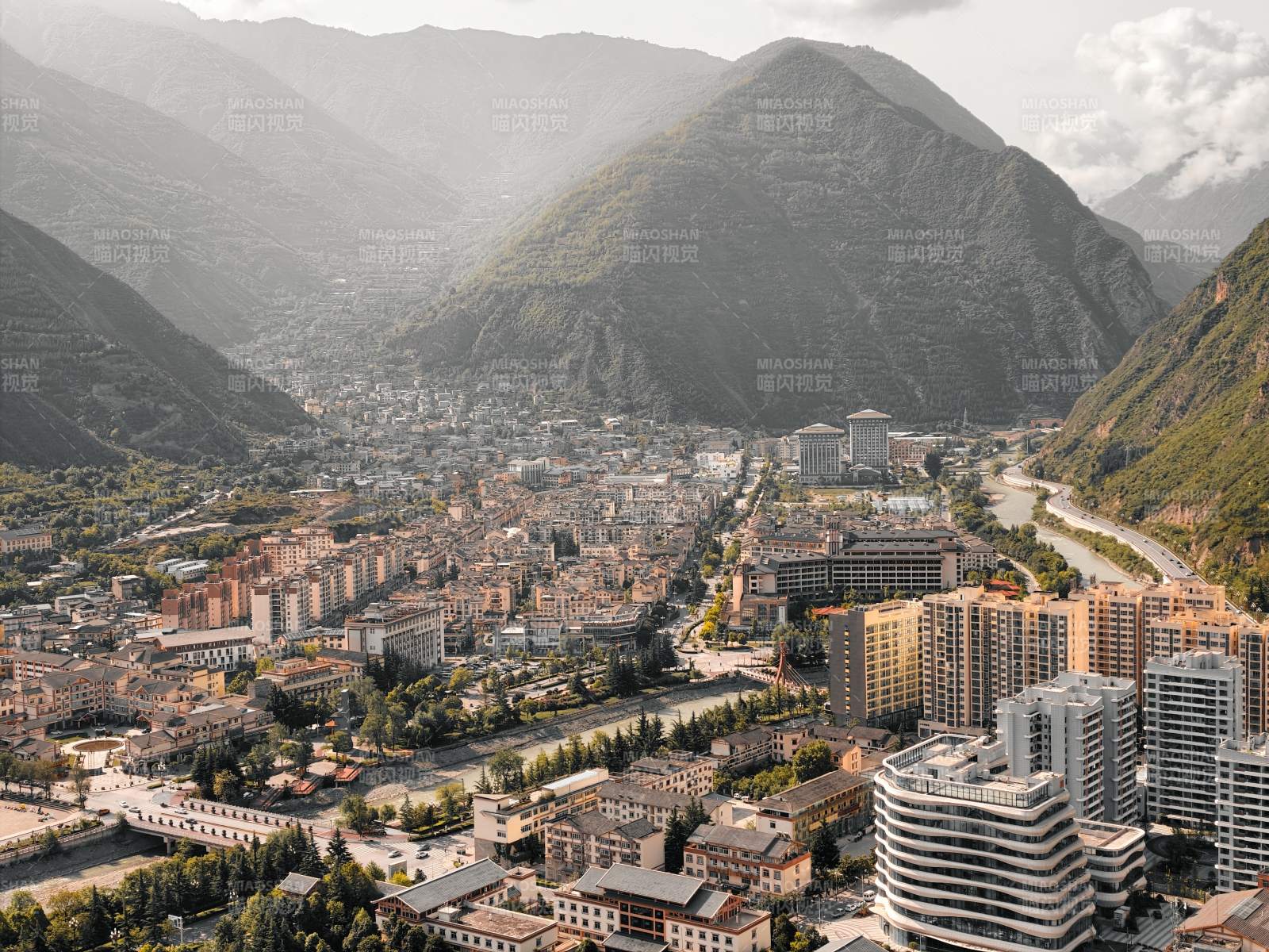 山城全景 群峰环抱都市图片