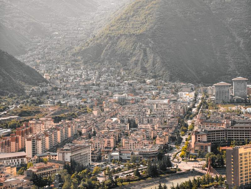 山城全景 楼宇依山而建图片