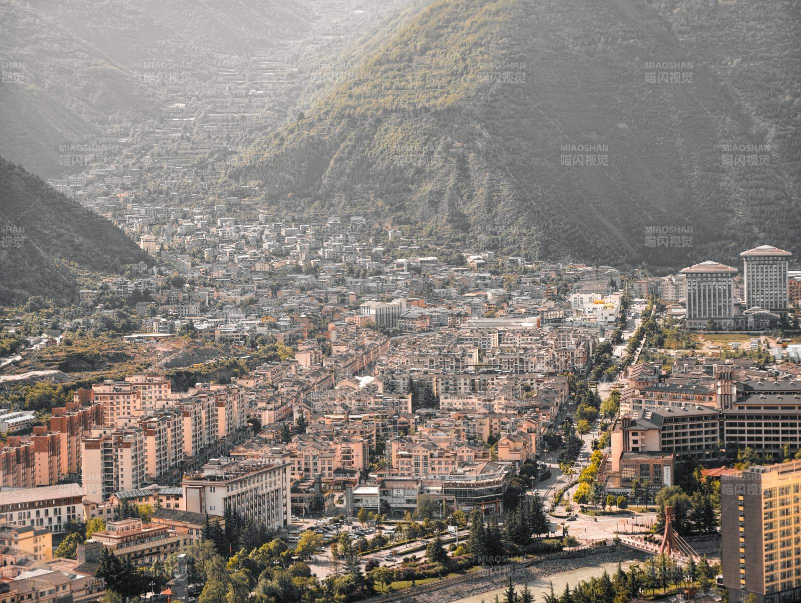 山城全景 楼宇依山而建图片