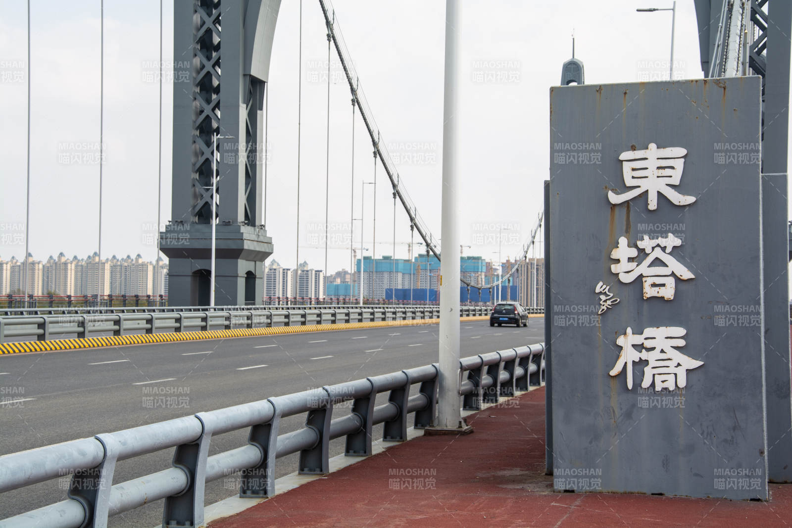 东塔桥横跨城市天际线图片