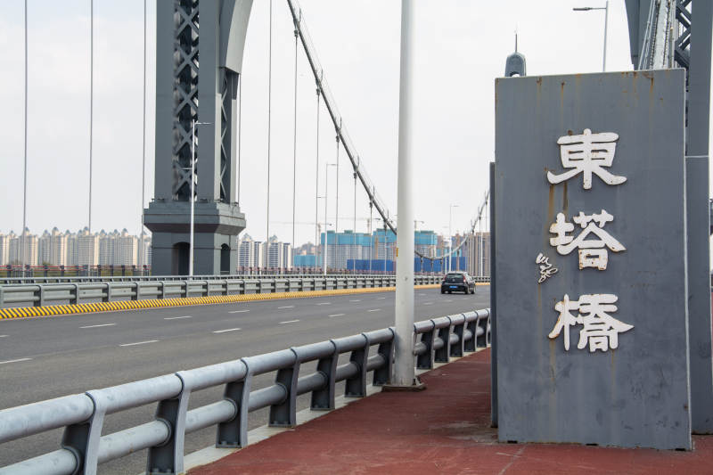 东塔桥横跨城市天际线图片