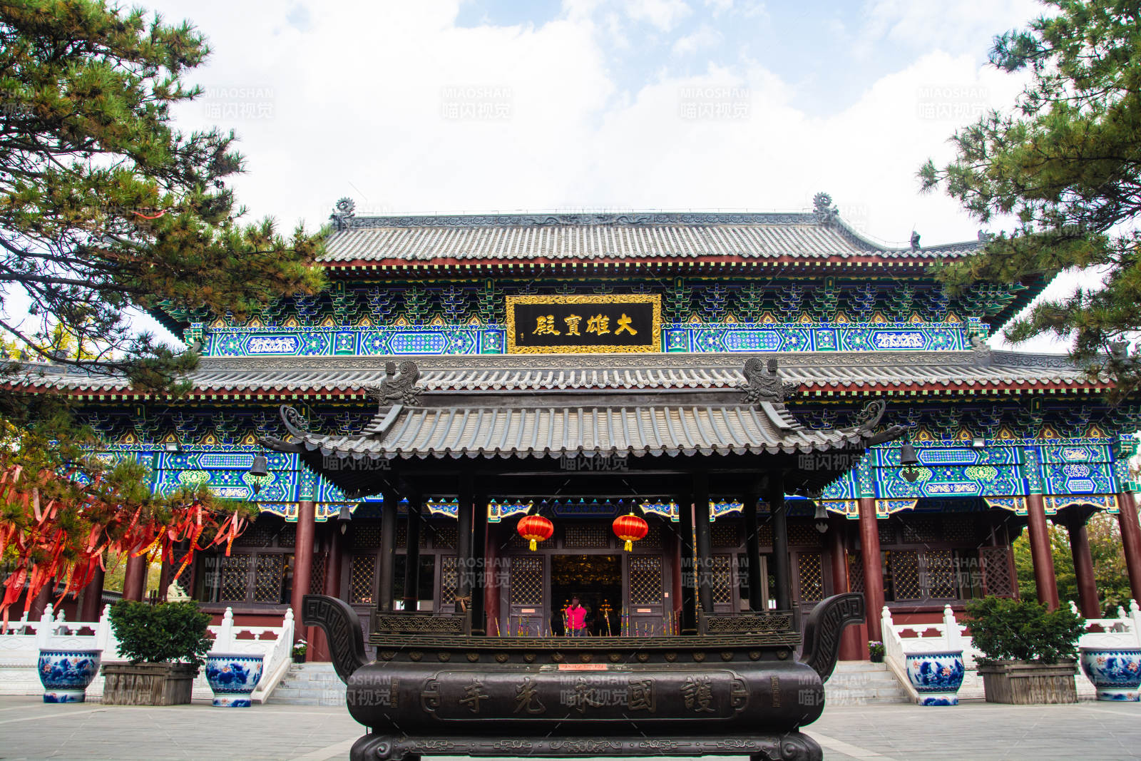 古寺大雄宝殿前香炉静立图片